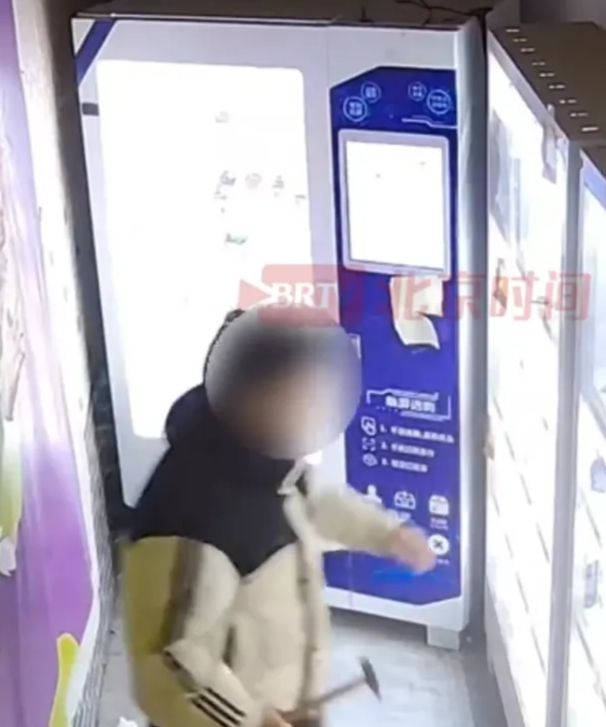 情趣用品店主：此类针对性盗窃已非首次冰球突破游戏网站男子凌晨持锤砸门偷